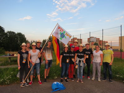 Ebersburg – Die Pilgergruppe aus Ebersburg ist begeistert von der polnischen Gastfreundschaft, besonders Maditha Böhm (3.v.l., hält die extra gestaltete Fahne der Kleingruppe mit dem Wappen von Ebersburg)